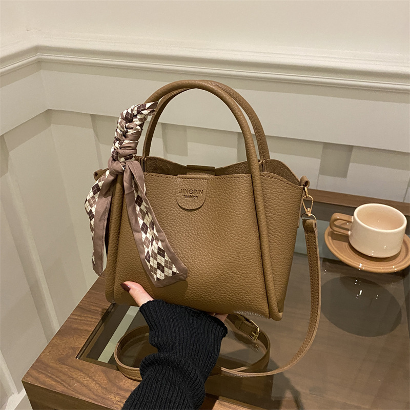 Free Delivery Designer Bag Winter 2025 High End Fashion Bucket Hand Women's New Commuting Versatile Basket Luxury Bag