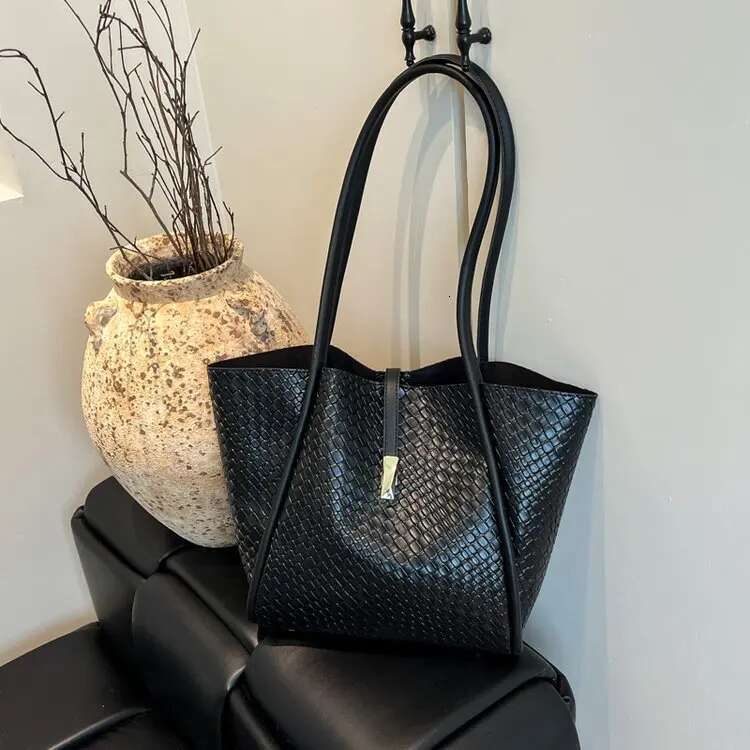 2025 Summer New Tote This PU Shoulder Bag Is In Line With The Latest Fashion Trends, Featuring A Korean Niche Design