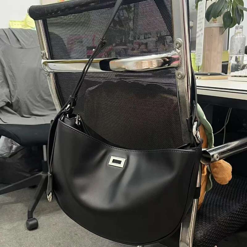 Brand Classic Crescent Exquisite Crossbody Designer High-End Shoulder Leather Texture Lock Women Bag Fashion New