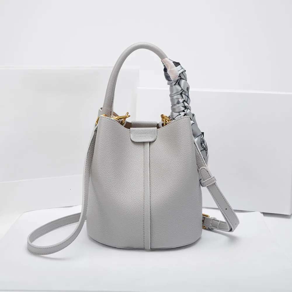 New Versatile Dermis Magnetic Exposure Bucket Simple Casual All-Match Advanced Shoulder Bag Large Capacity Silk Scarf Messenger
