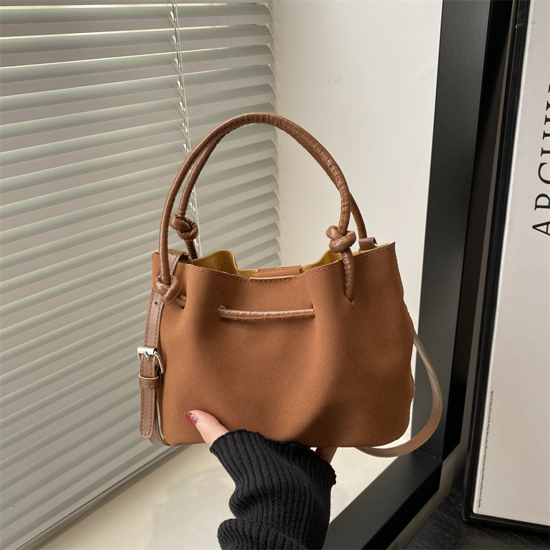 Free Delivery Designer Bag Commuter Hand 2025 Winter New Versatile Ins This Year Popular Single Shoulder Crossbody Baozi Mother For Women Luxury Bag