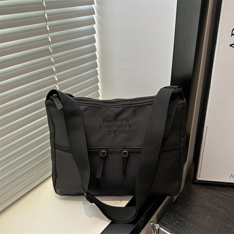 2025 Spring New Casual Lightweight Cloth Japanese Style New Free Delivery Designer Luxury Bag Bag Solid Color Simple Letter Embroidered Shoulder Bag