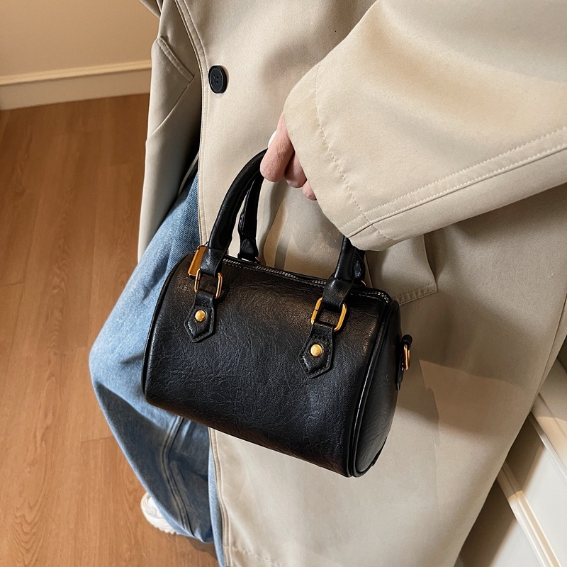 New bag luxury women's handbag 2025 new solid color shoulder designer slanted body trend niche design armpit women's bag