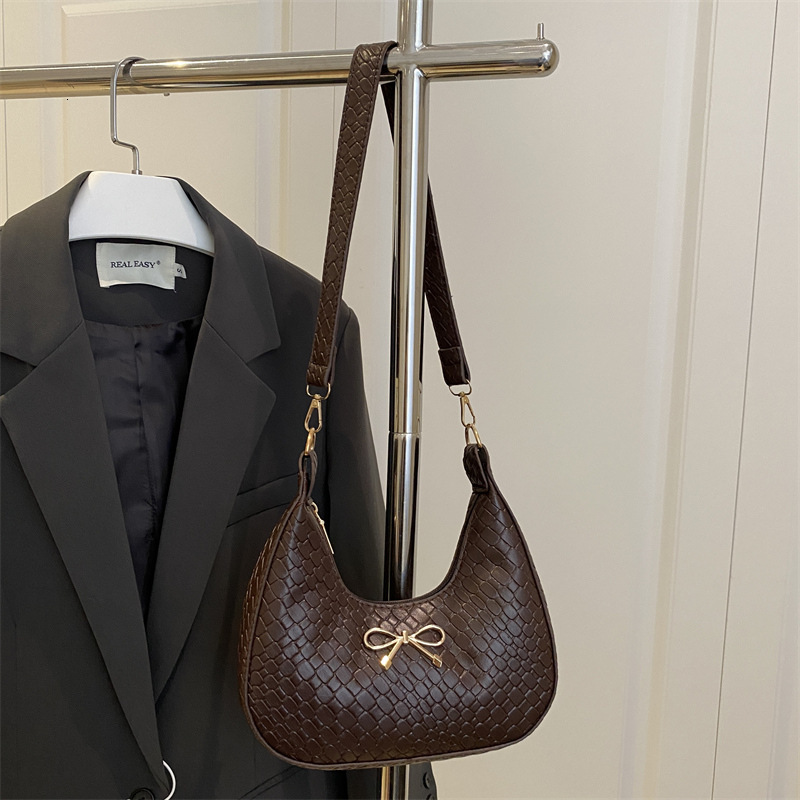 Sweet Girl Heart 2025 Knitted Pattern New Style Simple Luxury Bag And Fashionable Bow Armband New Free Delivery Designer Bag Shoulder Bag With Advance