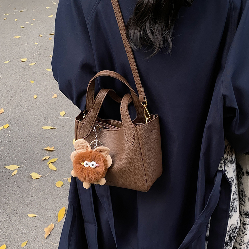 New popular bags, new women's small tote bucket bags, high-end texture designer commuter crossbody bags, versatile fashion casual women's ha