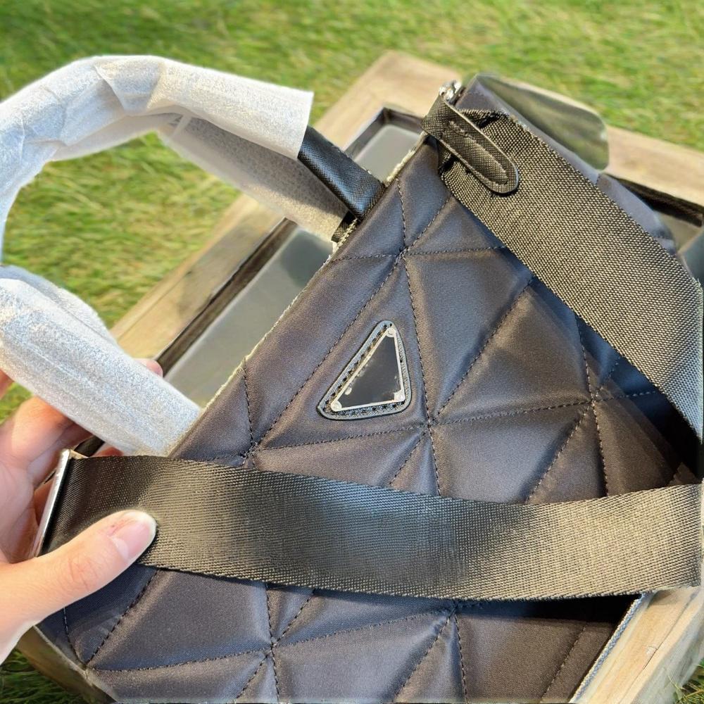 New temperament diamond shaped tote bag with one shoulder and diagonal cross, high-end commuting fashion versatile and sweet women's small square