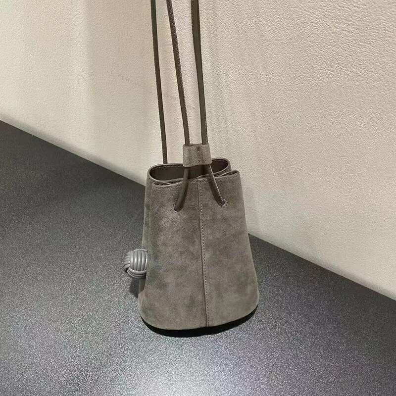 High Quality Designer Bags New Mini Commuter Messenger High-End Niche Design Retro Matte Mobile Phone Bucket Bag Casual Versatile Luxury Bag