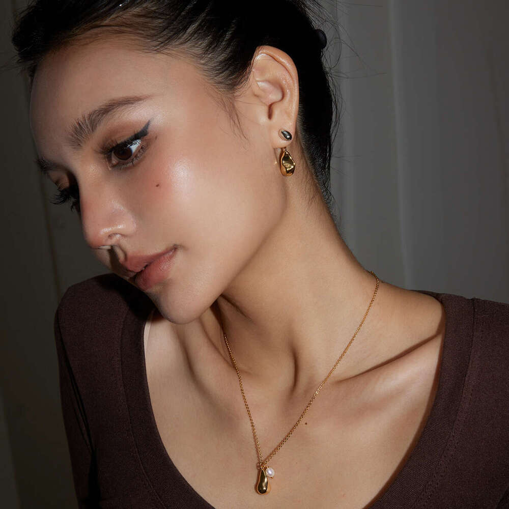 Lazy style in early summer, paired with French commuting color blocked water droplet earrings, niche design earrings