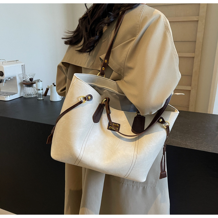 Senior practical handheld Tote Tote large-capacity shoulder commuter women's bag 2025 fall and winter new Korean version of the hundred large bag