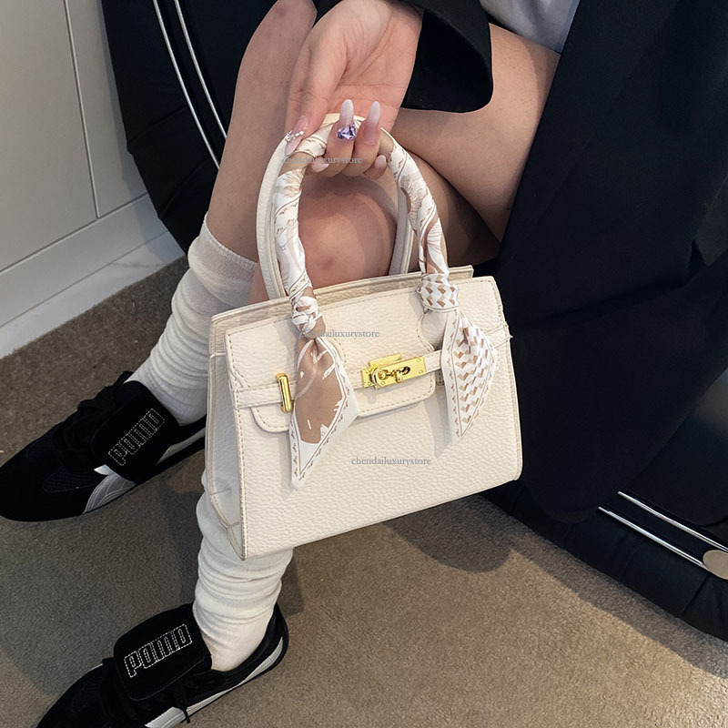 Fashionable Women's Handbag With Free Shipping Designer Bag, Trendy High-end Metal Single Shoulder Diagonal Cross Bag Fresh And Casual Small Squa