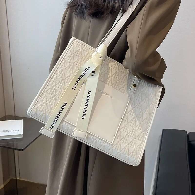 2025 Spring Summer New Women's Niche Texture Commuter Underarm Tote Bag. Large Capacity, Simple & Fashionable Shoulder Style