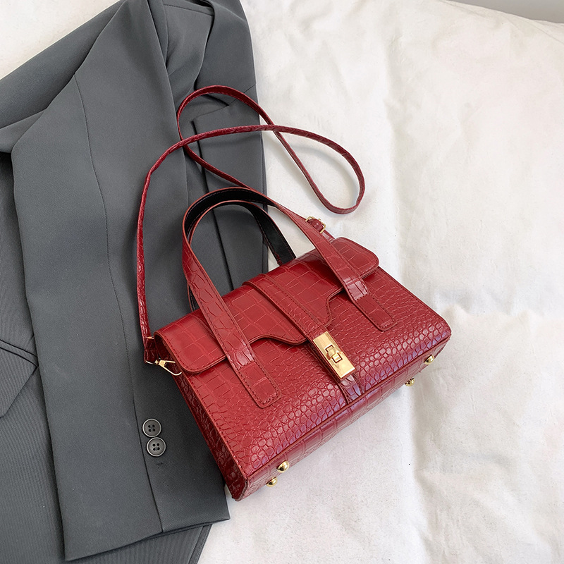 2025 Classic Temperament Elegant Highend Texture Crocodile Pattern Handbag Small Square New Free Delivery Designer Bag Spring And Luxury Bag Summer Ne
