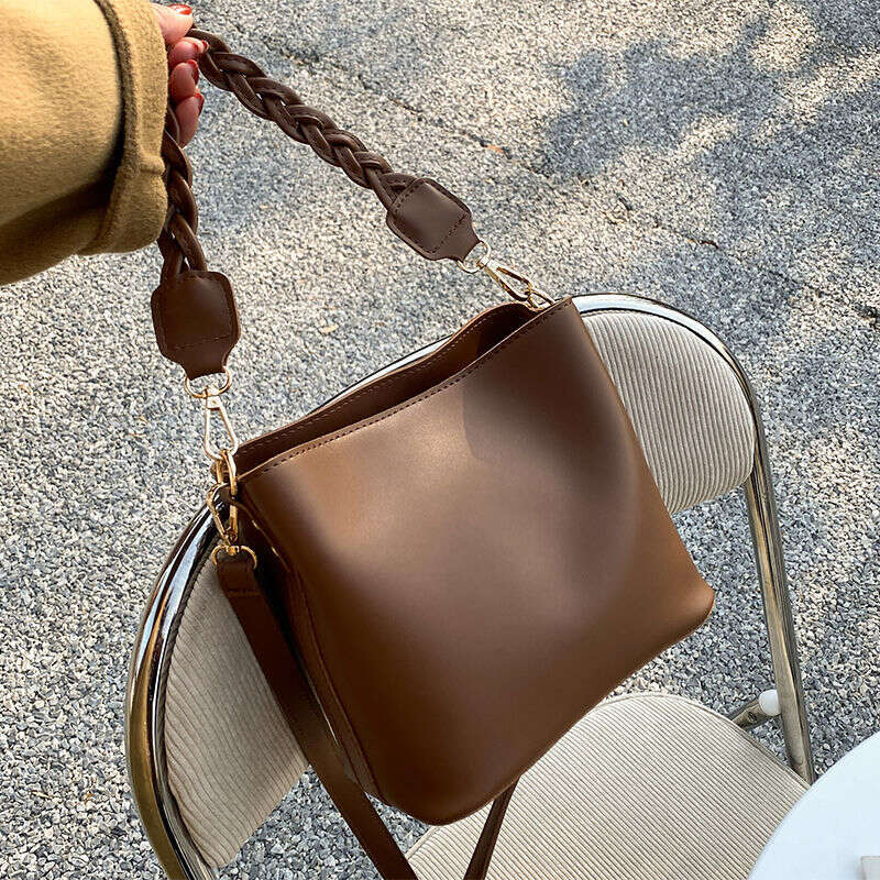 Internet celebrity small women's 2025 new trendy and fashionable versatile single shoulder crossbody armpit bucket bag