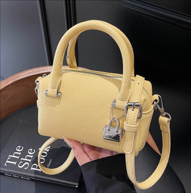 Advanced Western style Light Luxury Handheld Pillow for Women 2025 New Fashionable and Versatile Exquisite Super Hot Single Shoulder Crossbody Bag