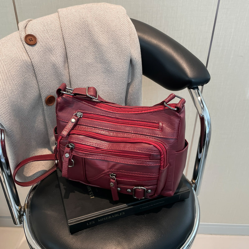 Free Delivery Designer Bag Women's Hand 2025 New Soft Leather Crossbody Middle Aged Single Shoulder Mom Popular This Winter Large Capacity Women&
