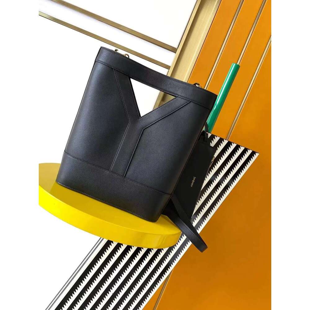 Lady Bucket Bags For Women Designer 2025 New Decoration Chain Beach Vacation Brand Shopping Handbag