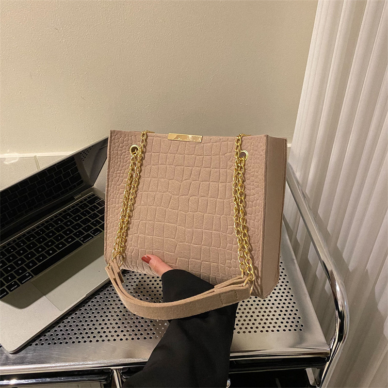 Top quality brand new free delivery designer bag fashion chain tote bag, multifunctional texture crocodile pattern temperament women's shoulder b