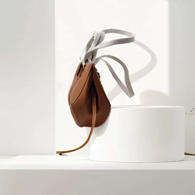 Classic Elegant Style Large Capacity Wing Crossbody Handbag Retro European American Niche Bucket Armpit Tote Bag Fashion