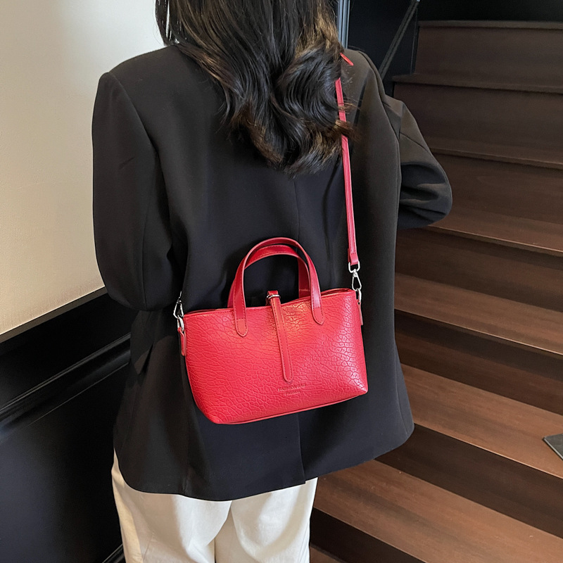 2025 new high-end lychee patterned large capacity handbag for women, cute and fashionable commuting shoulder bag