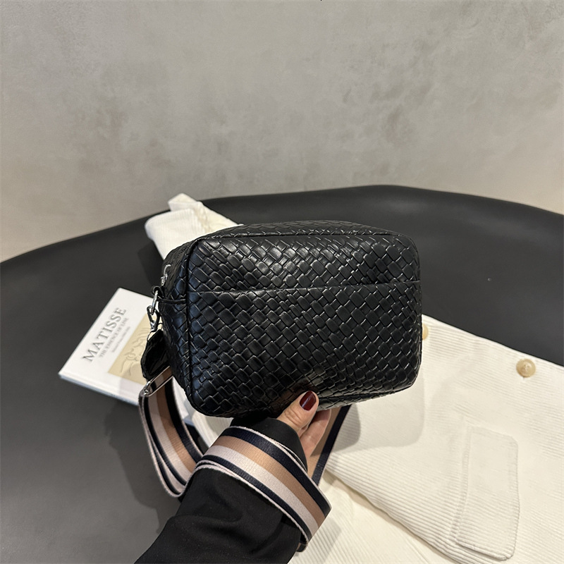 This Year's Popular Korean Version Single Shoulder Crossbody 2025 Spring/summer New Versatile Ins Niche Design Luxury Bag Small New Free Delivery