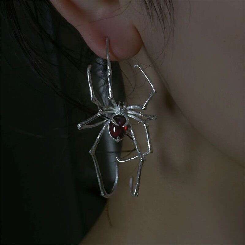 Sweet spider hook piercing ear bone clip, dark niche, high-end, spicy girl, cool and punk style earrings