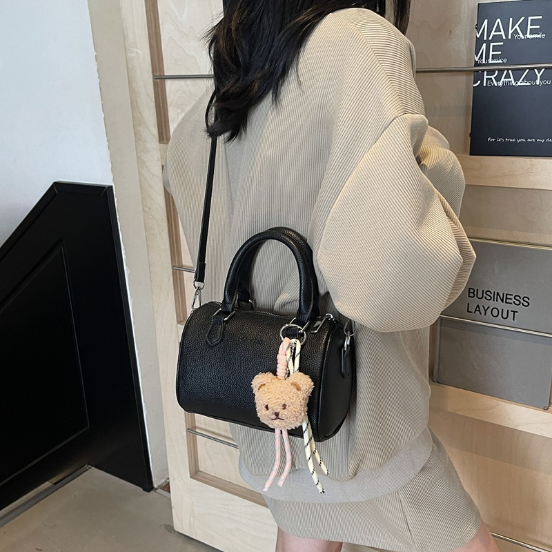 Small niche design, hand-held pillow bag, women's 2025 new style, fashionable and high-end, versatile single shoulder crossbody bag