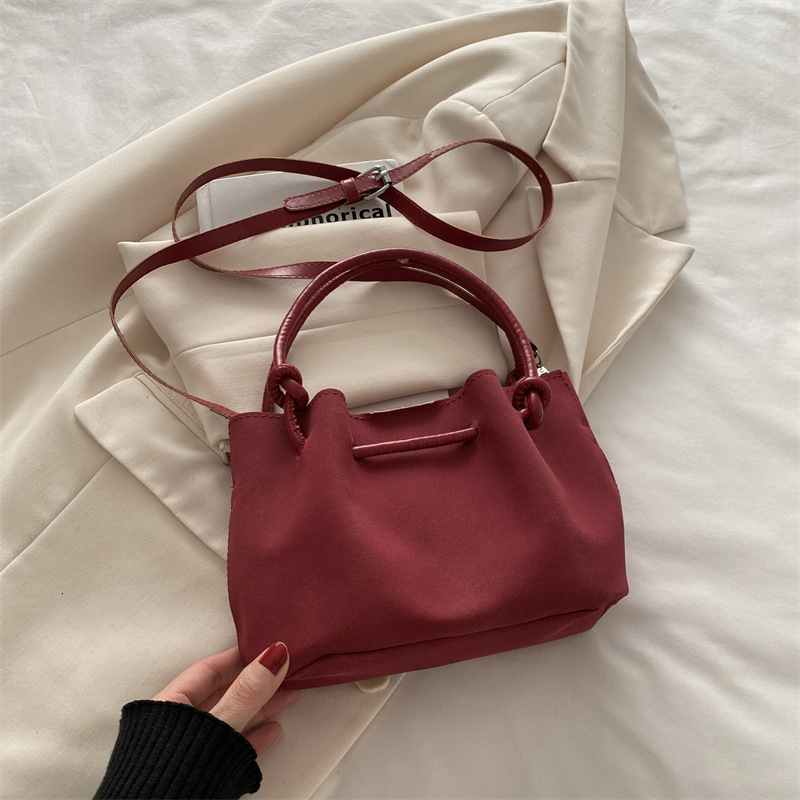 Free Delivery Designer Bag Commuter Hand 2025 Winter New Versatile Ins This Year Popular Single Shoulder Crossbody Baozi Mother For Women Luxury Bag