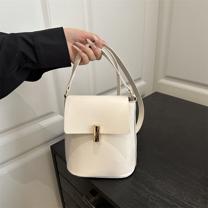 Texture Luxury Bag Single Shoulder 2025 Spring New Fashion Crossbody Commuting New Free Delivery Designer Bag Simple Women's Small Bag