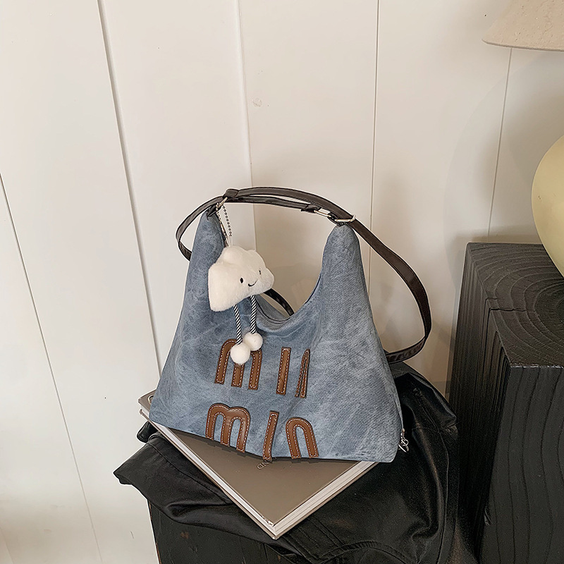 Free Delivery Designer Bag Winter Tote For Women 2025 New Large Capacity Commuting Trendy Casual Single Shoulder Lightweight Travel Backpack Luxury Ba