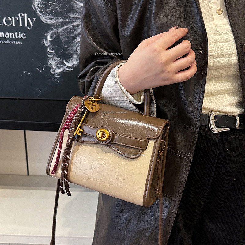 Free Shipping Designer Bag, New Korean Style Fashionable Women's Hand-held Kelly Bag, Metal Buckle Shoulder Bag, Popular Online High-end Makeup C