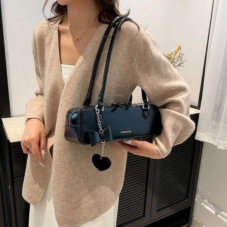 Large capacity women 2025 fashionable new single shoulder armpit with high-end texture for work and commuting baguette bag