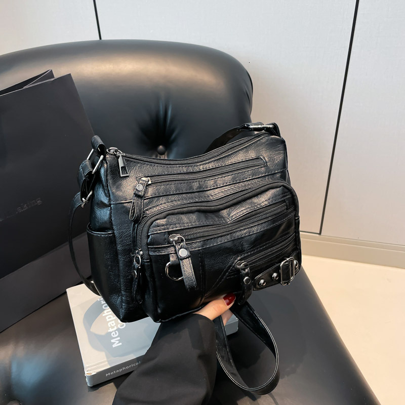 Free Delivery Designer Bag Women's Hand 2025 New Soft Leather Crossbody Middle Aged Single Shoulder Mom Popular This Winter Large Capacity Women&