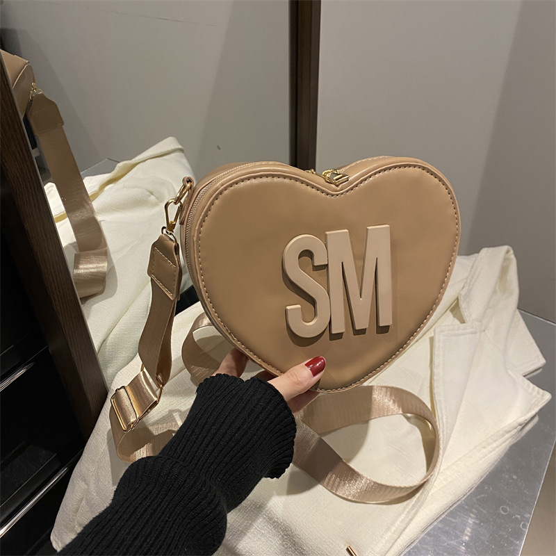 2025 Spring/summer New Fashionable Western Heart Shaped Simple Trendy New Free Delivery Designer Bag Shoulder Casual Sweet Personalized Luxury Bag Cro