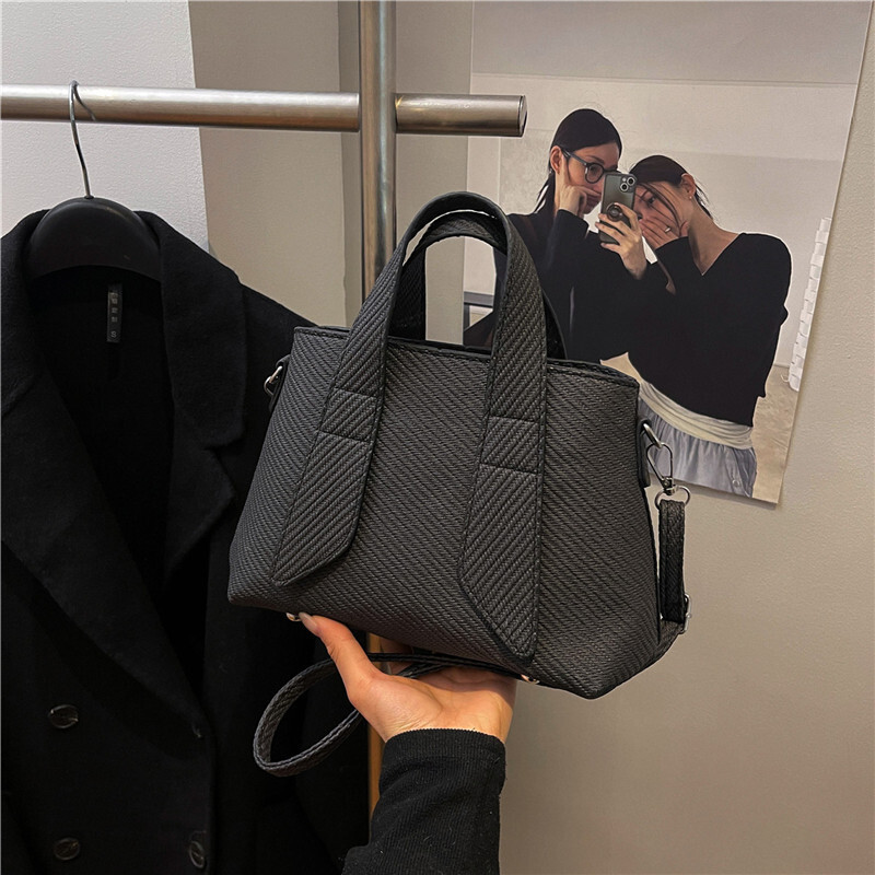 Ladies' New Free Delivery Designer Bag Handbag 2025 Spring New Luxury Bag Trend Large Capacity Women's Fashionable Striped Patchwork Tote Ba