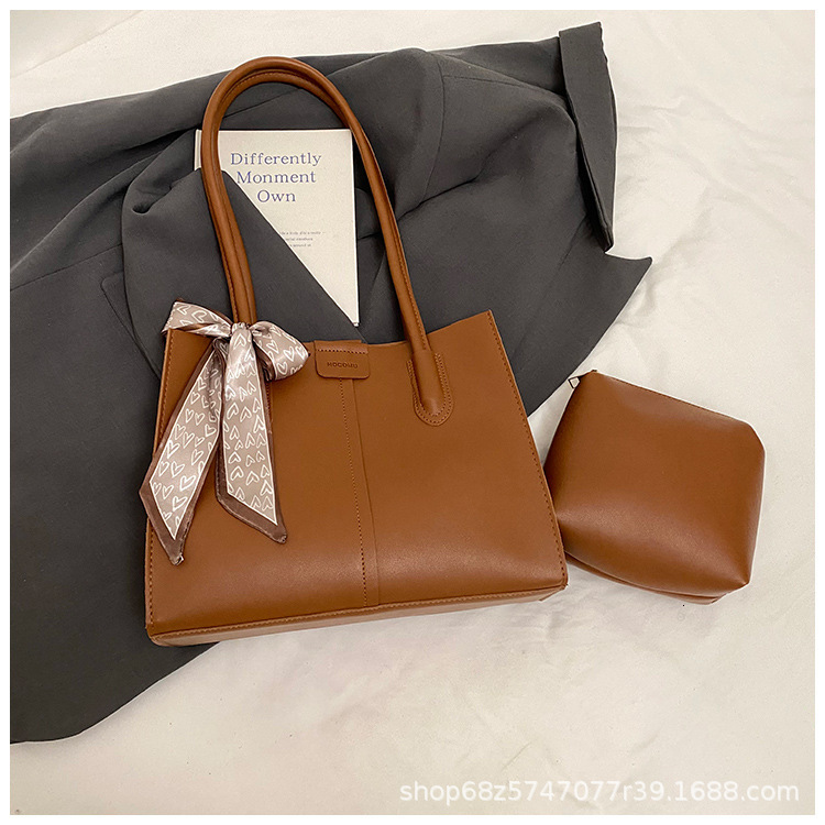 New Simple and Fashionable Large Capacity Underarm Luxury Casual Women's Commuter Shoulder Bag Retro High Texture Designer Versatile Commuter Bag