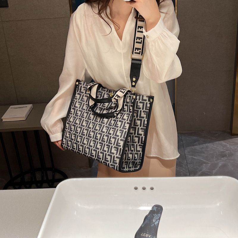 Free shipping 2025 new designer bag, fashionable commuting tote bag, high-end texture printed single shoulder diagonal cross bag for women