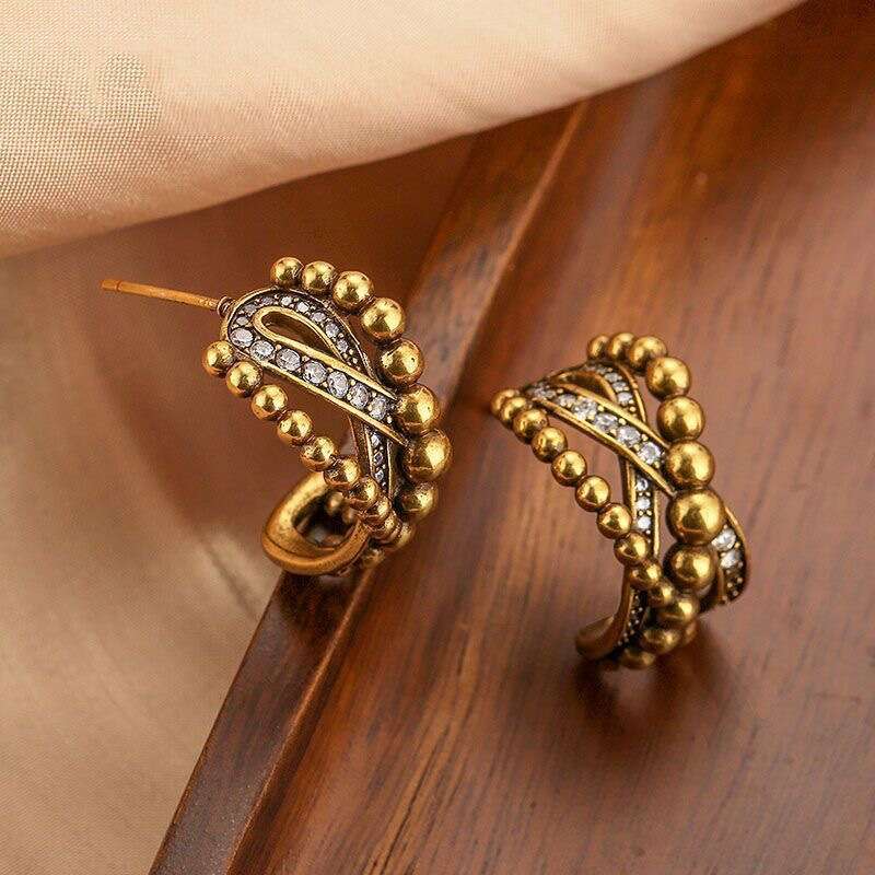 New with a personalized, luxurious, high-end feel. Women's fashionable temperament, versatile and atmospheric earrings