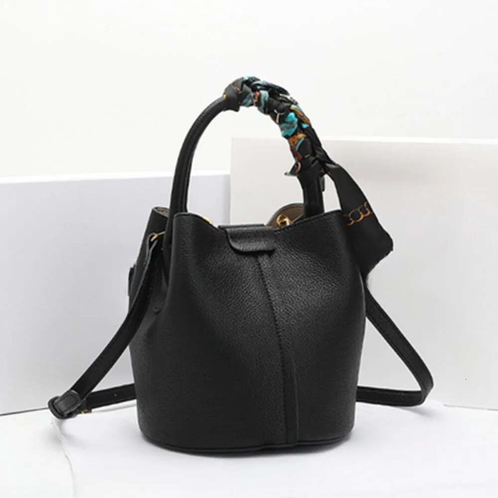 New Versatile Dermis Magnetic Exposure Bucket Simple Casual All-Match Advanced Shoulder Bag Large Capacity Silk Scarf Messenger