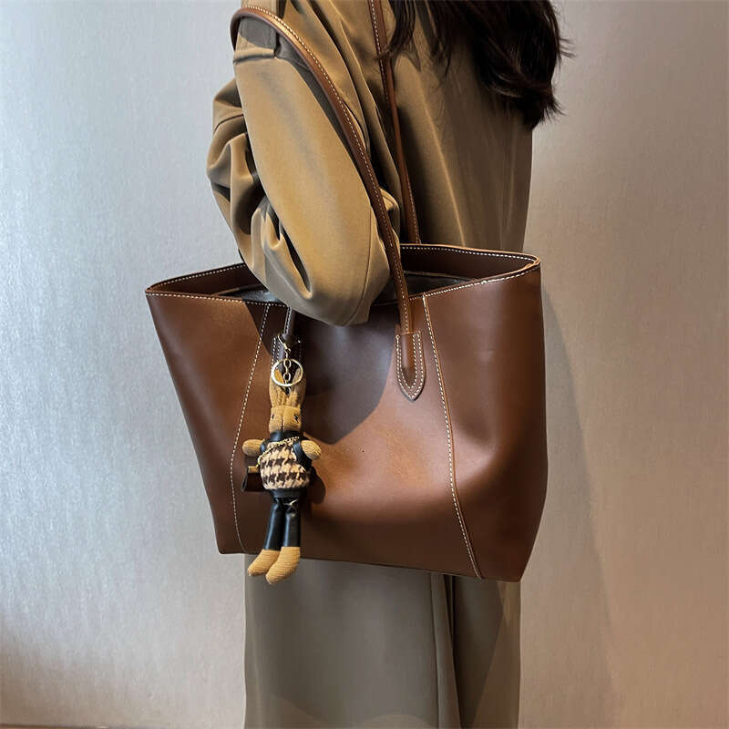 Big Women 2025 Rabbit Pendant Women's Large Capacity Classroom Commuter Single Shoulder Tote Bag New Casual Versatile Fashion