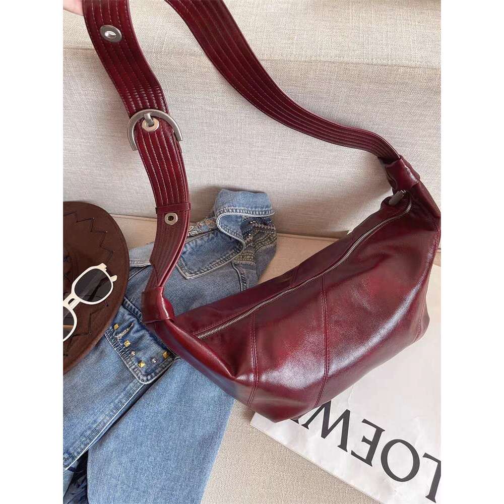 Advanced oil sensitive wax leather horn with a lazy elegant style crossbody bag for autumn and winter 2025 new single shoulder design