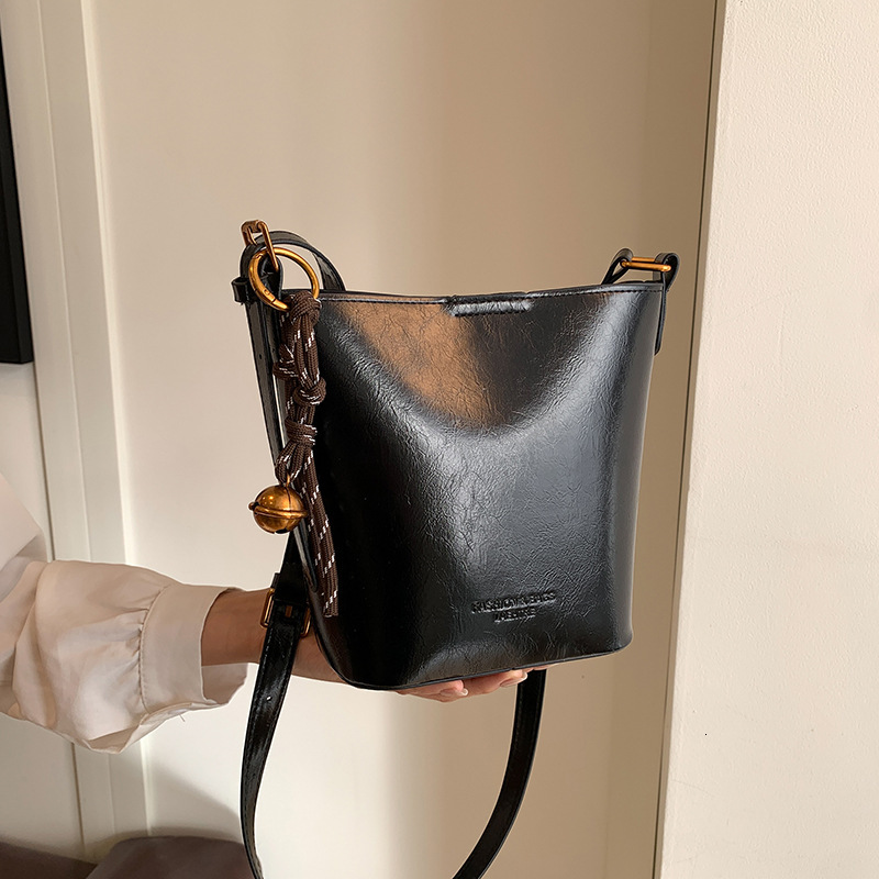 Free Delivery Designer Bag Fashionable Solid Color Glossy Water Bucket For Women 2025 Autumn Winter New Style Simple And Casual High End Single Should