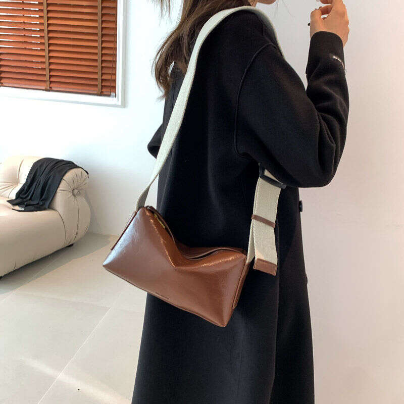 Niche texture premium 2025 large capacity commuting new style armpit fashionable broadband versatile shoulder bag