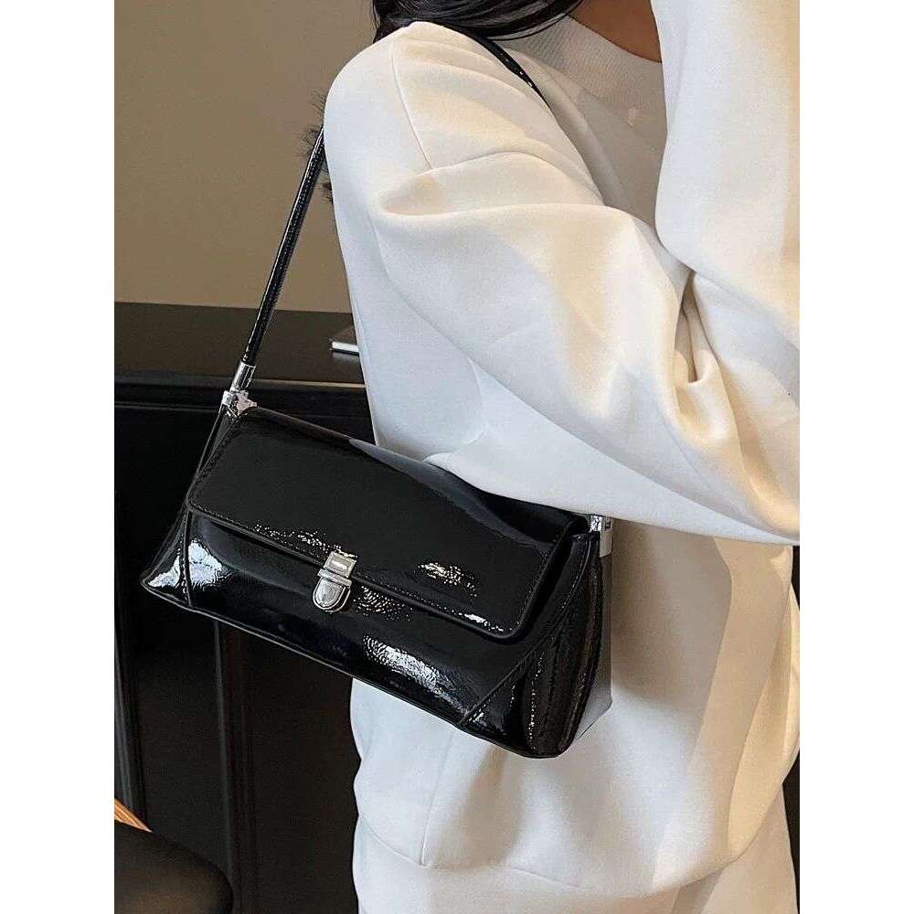 Fashionable luxury underarm baguette for women 2025 new French niche commuting bag, spring versatile single shoulder small bag