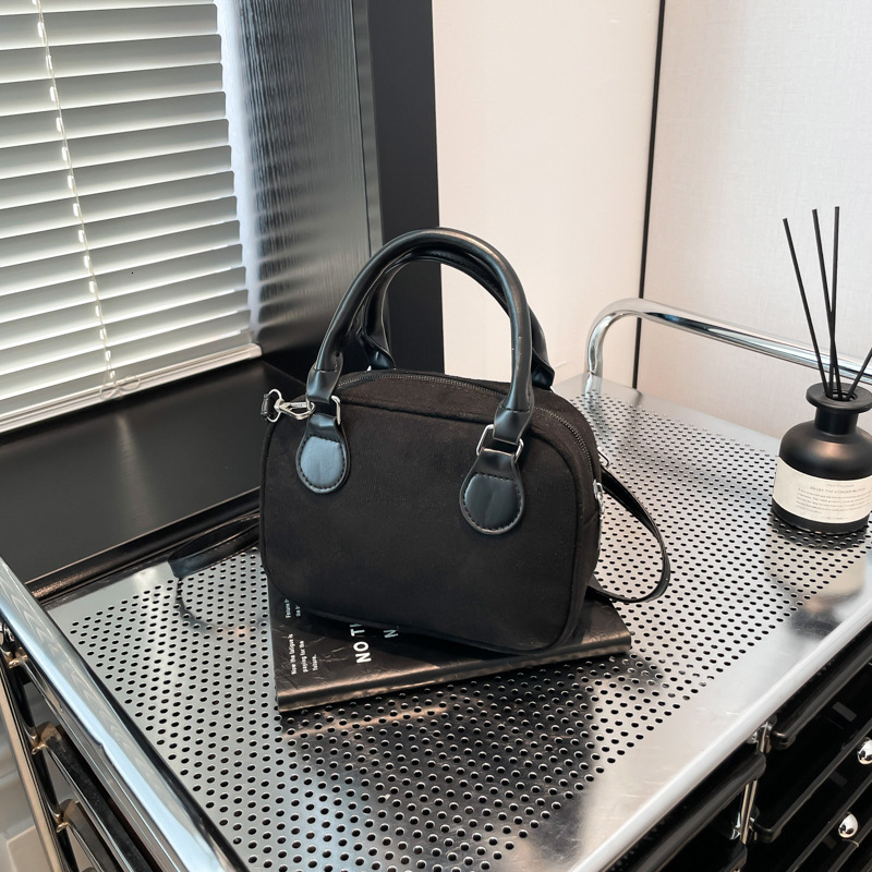Free Delivery Designer Bag This Year's Popular Hand 2025 Winter New Item Niche Design Versatile Ins Shoulder Crossbody Pillow For Women Luxury Ba