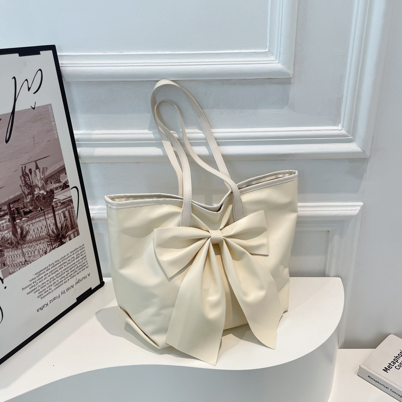 Bow Shaped Large Capacity Tote Luxury Bag New Free Delivery Designer Bag Bag For Women New Niche Highend Soft Face Commuting Handbag Shoulder Bag Crea