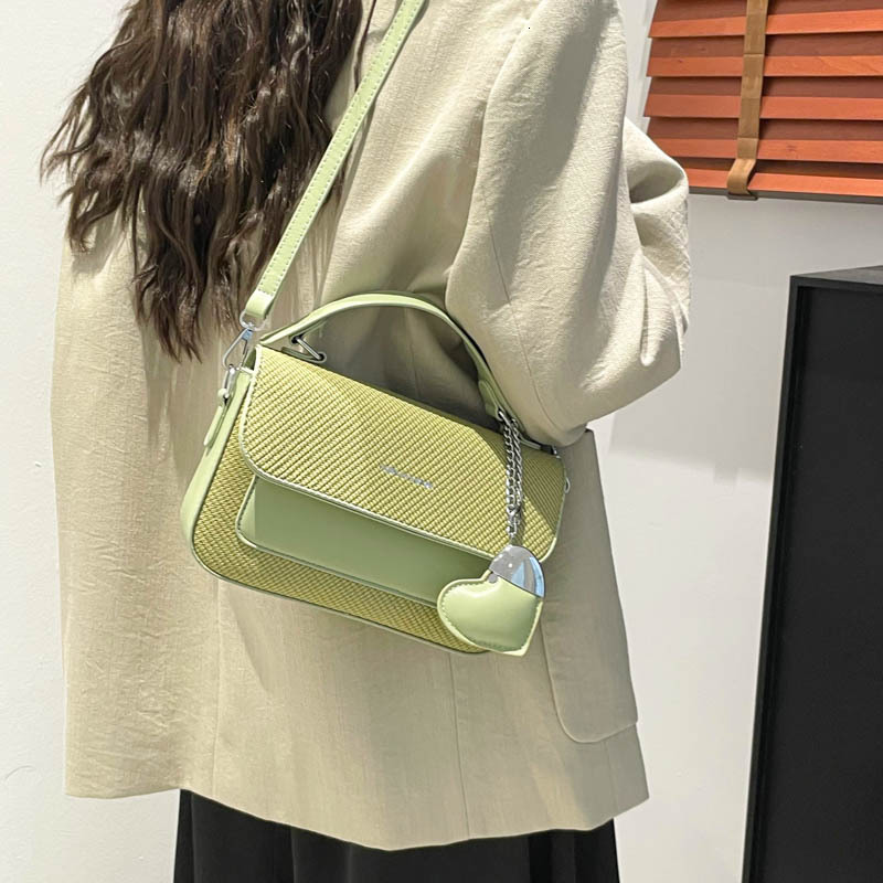 Fashion niche hand-held small square for women in summer 2025, new Korean textured commuting Western style single shoulder crossbody bag