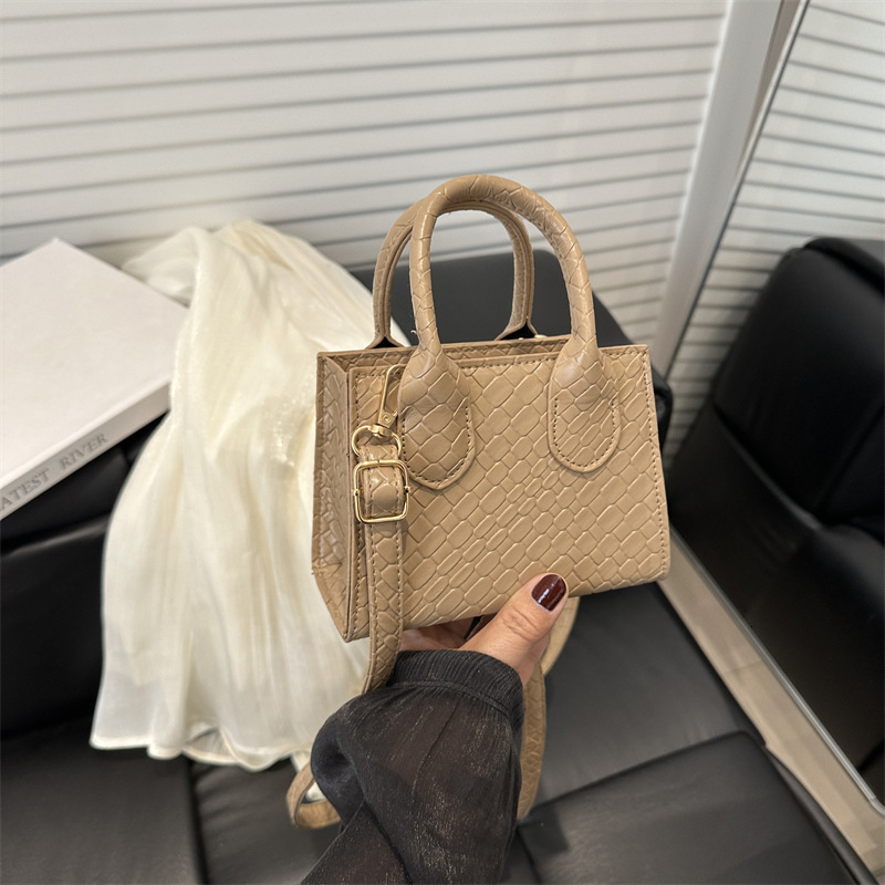 Solid Color Simple And Fashionable Diamond Grid Pattern 2025 Casual Summer New Large Capacity Handheld Small Square New Free Delivery Designer Bag Lux