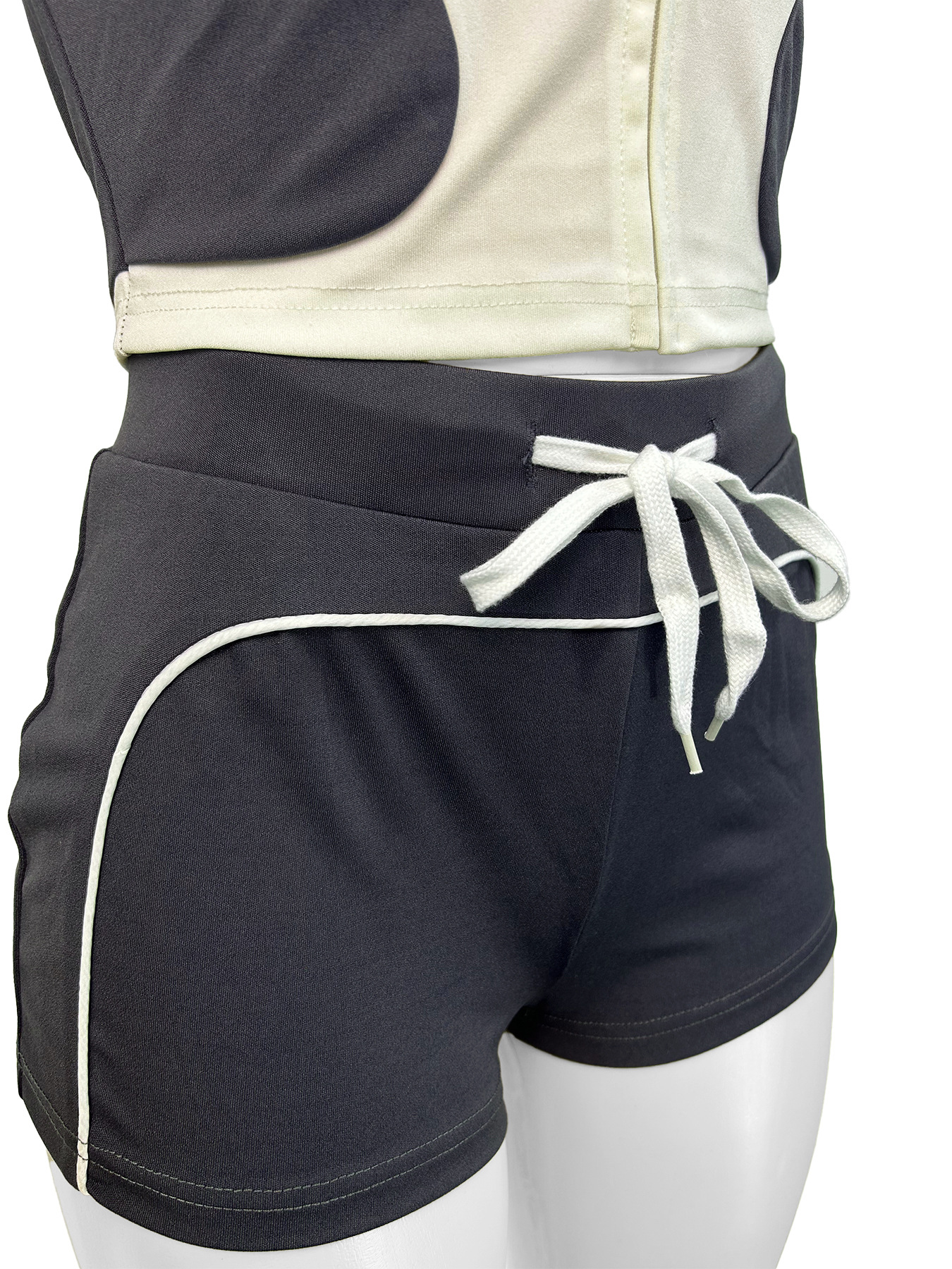 Designer of a slimming and figure-hugging two-piece top sporty short-sleeved shirt and shorts set size s-2xl