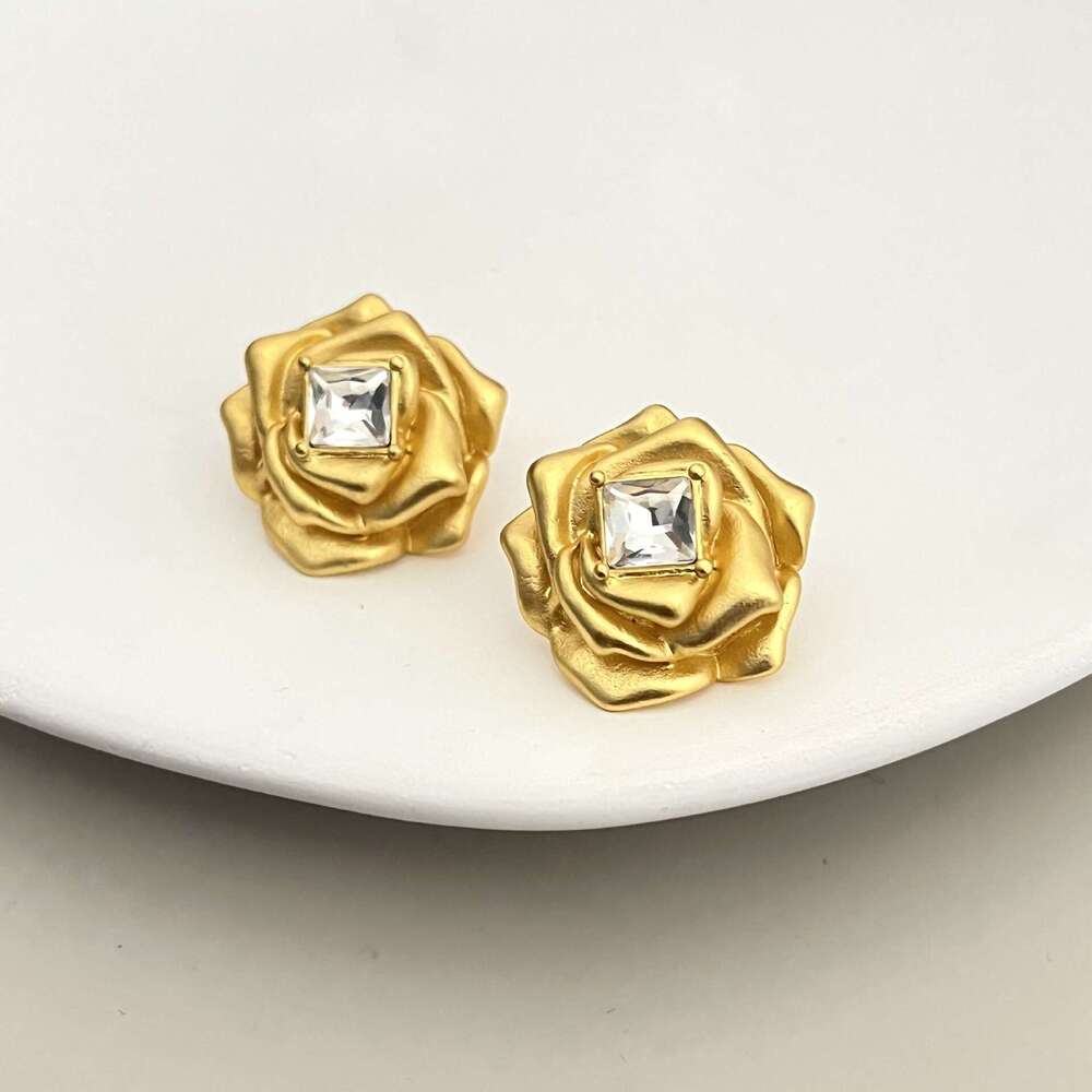 Middle aged small fragrant style gold three-dimensional camellia flower studded with dias earrings, grand and elegant, ladies' high-end