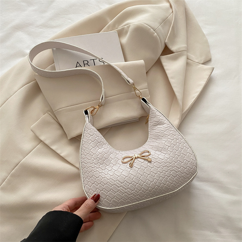 Sweet Girl Heart 2025 Knitted Pattern New Style Simple Luxury Bag And Fashionable Bow Armband New Free Delivery Designer Bag Shoulder Bag With Advance